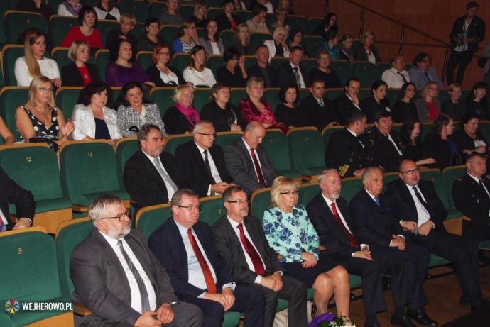 Uznanie i kwiaty dla nauczycieli