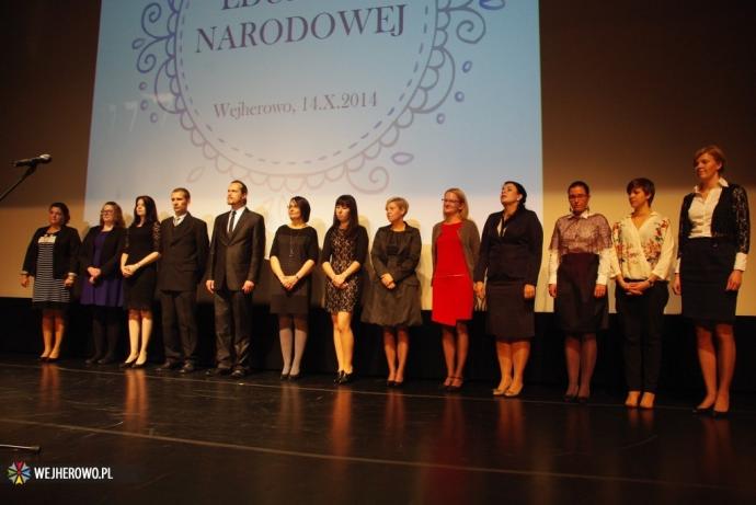 Uznanie i kwiaty dla nauczycieli