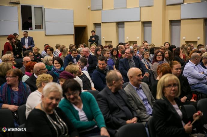 Samorządowcy w charytatywnym spektaklu Puste krzesła