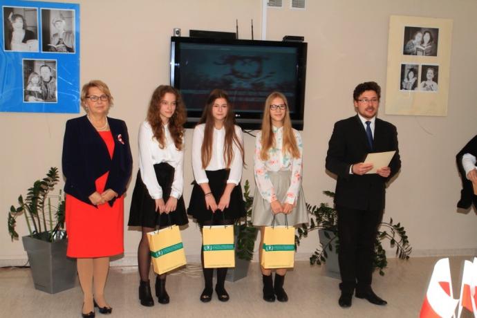 Młodzież recytowała wiersze patriotyczne
