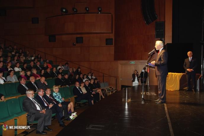 Uznanie i kwiaty dla nauczycieli