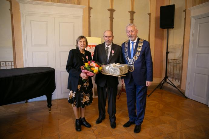 Medale dla szczęśliwych jubilatów 