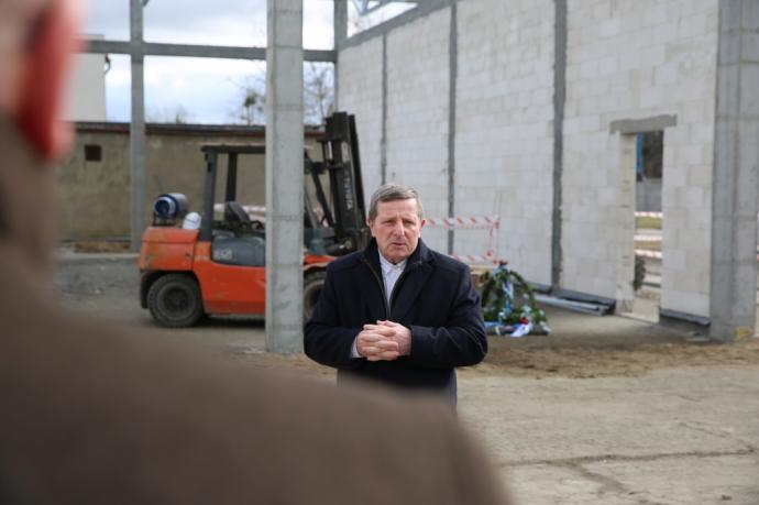 Na budynku wejherowskiej hali MZK zawisła wiecha 