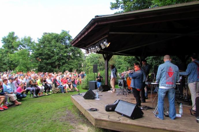 Żywiołowy koncert w parku „The Rockas”