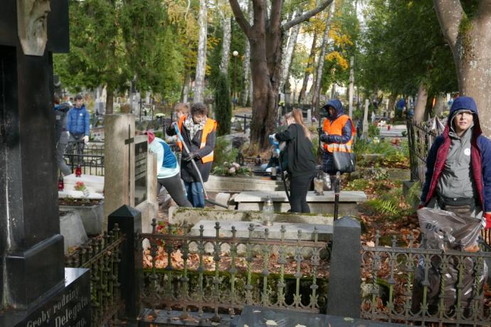 Trwa akcja „Nie pozwól pamięci zarastać trawą”