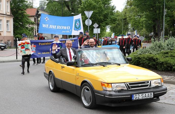 Młodzież z samochodówki paradą uczciła święto miasta