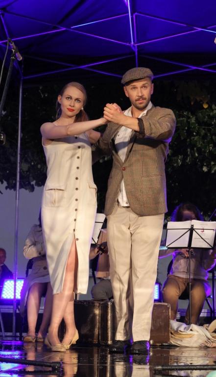 Wesoły wodewil w deszczu