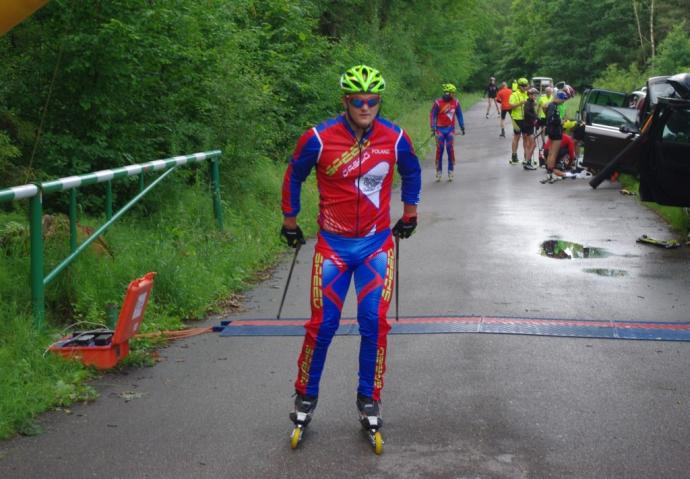 Na nartorolkach sportowo i charytatywnie