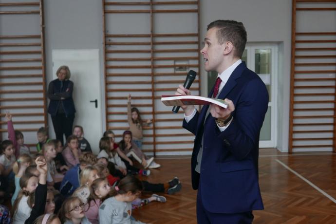 Spotkania w szkołach mistrza szachowego Michała Kanarkiewicza 