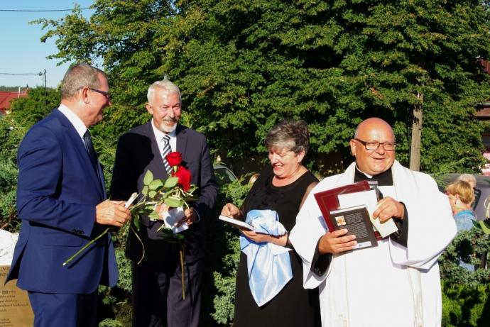 Tablica pamiątkowa z okazji 80-lecia figury Matki Bożej na Śmiechowie 