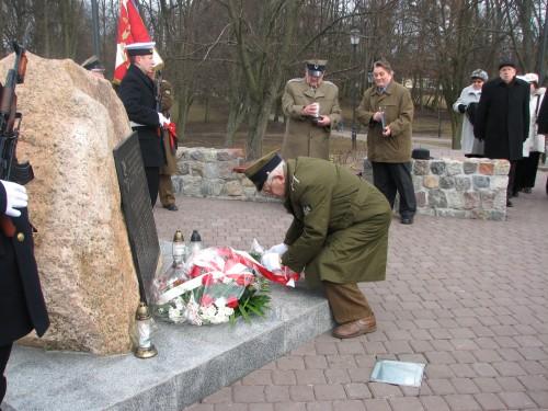 
Kwiaty na grobach wyzwolicieli Wejherowa
