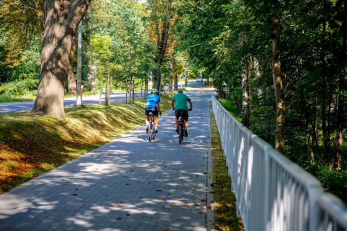 Kładka rowerowa nad rzeką Redą wzdłuż ul. Ofiar Piaśnicy służy mieszkańcom i turystom