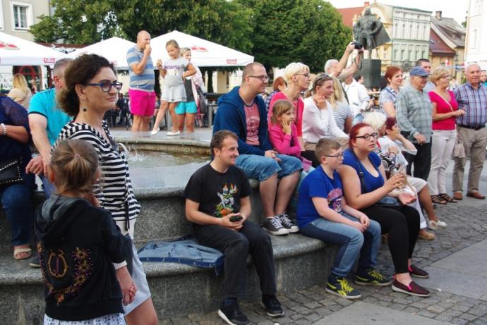 Taneczna zabawa z Teatrem „Pijana Sypialnia”