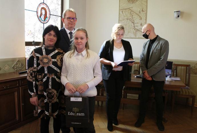 Szkolni mistrzowie wiedzy komputerowej uhonorowani