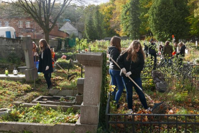 Trwa akcja „Nie pozwól pamięci zarastać trawą”