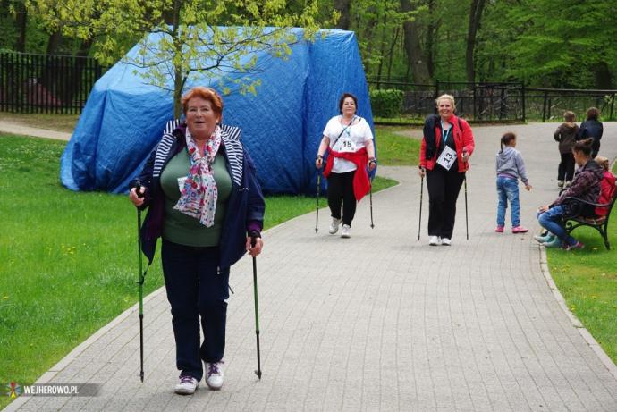 Chodzili z kijkami po parku  
