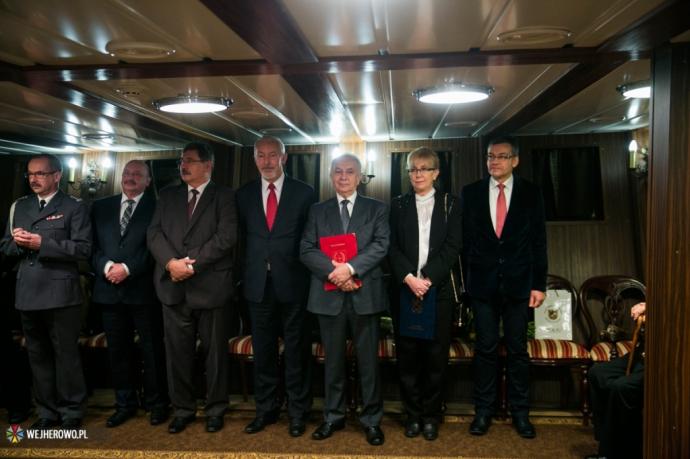 Medal Miasta Wejherowa dla Aleksandra Pawelca z okazji setnej rocznicy urodzin 