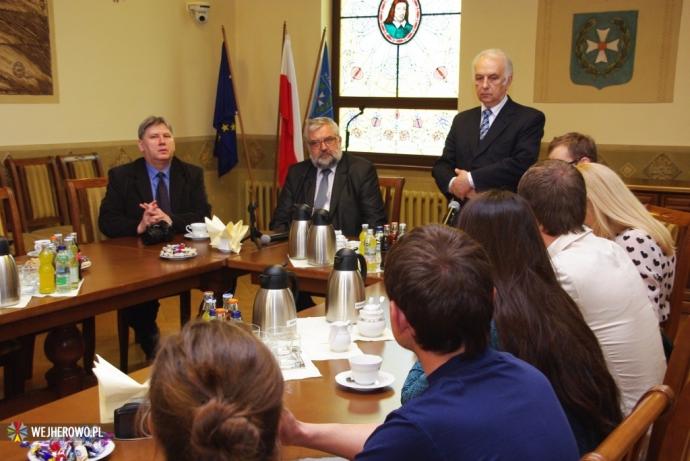 Młodzieży z Białorusi, Ukrainy i Mołdawii odwiedziła wejherowski ratusz