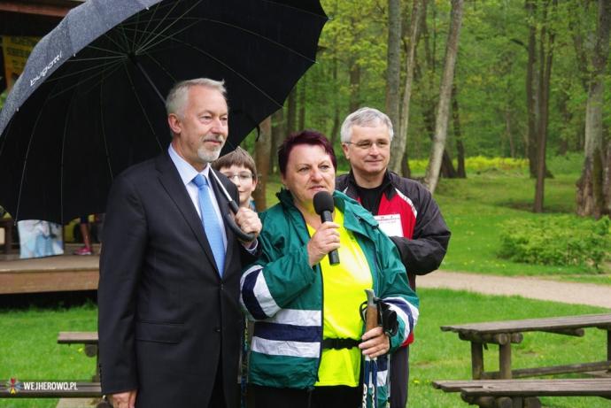 Chodzili z kijkami po parku  