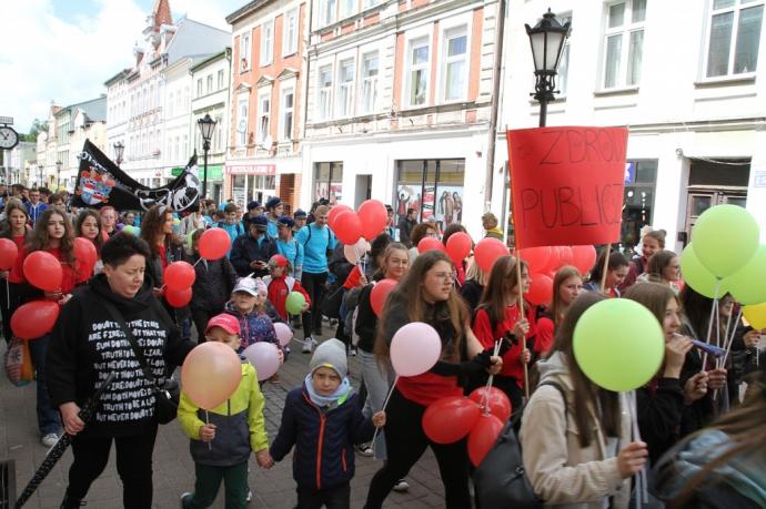 Młodzież z samochodówki paradą uczciła święto miasta