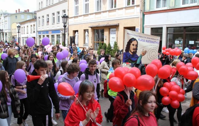 Młodzież z samochodówki paradą uczciła święto miasta