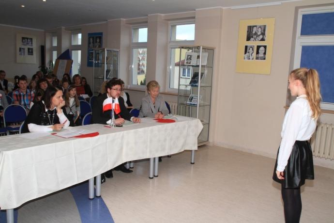 Młodzież recytowała wiersze patriotyczne
