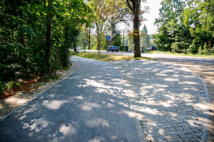 Kładka rowerowa nad rzeką Redą wzdłuż ul. Ofiar Piaśnicy służy mieszkańcom i turystom