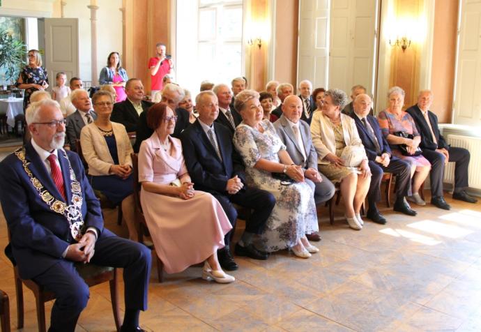 Małżonkowie jubilaci uhonorowani medalami w pałacu