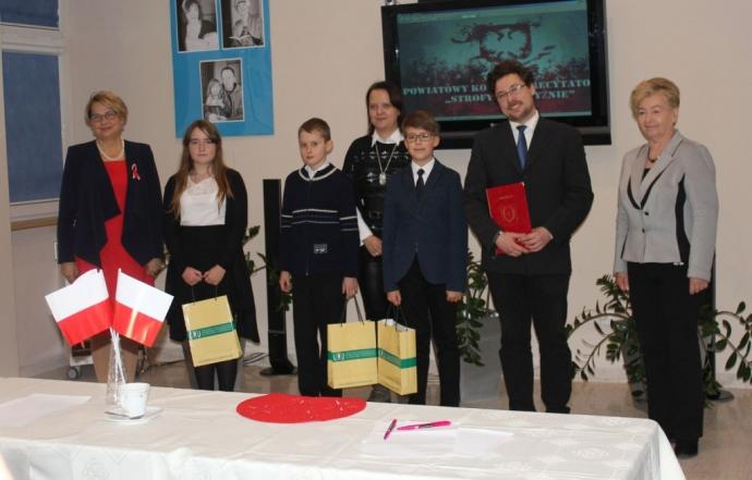 Młodzież recytowała wiersze patriotyczne