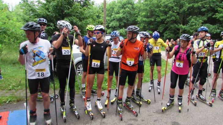 Na nartorolkach sportowo i charytatywnie