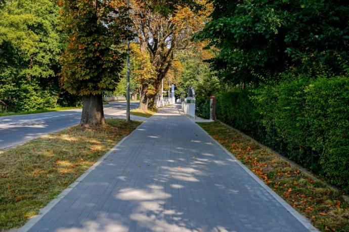 Kładka rowerowa nad rzeką Redą wzdłuż ul. Ofiar Piaśnicy służy mieszkańcom i turystom