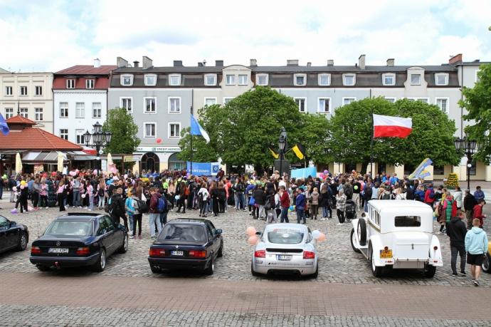 Młodzież z samochodówki paradą uczciła święto miasta