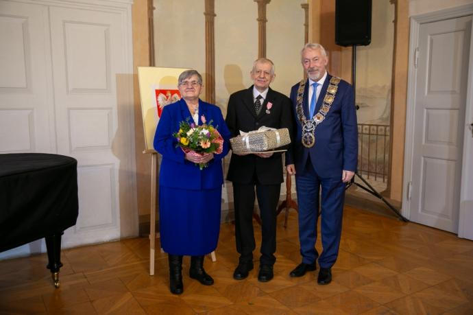 Medale dla szczęśliwych jubilatów 