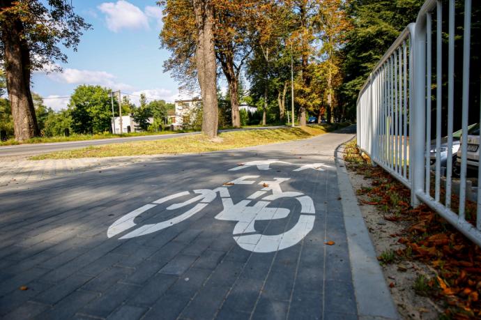 Kładka rowerowa nad rzeką Redą wzdłuż ul. Ofiar Piaśnicy służy mieszkańcom i turystom