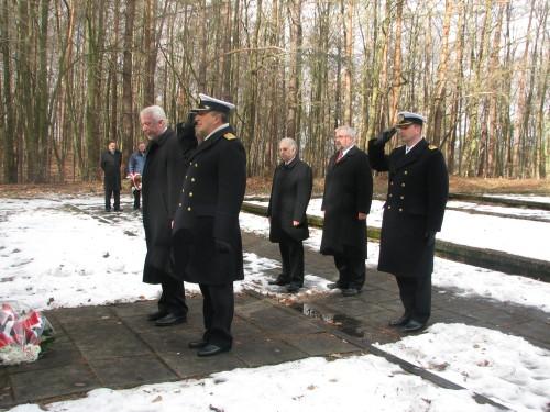 
Kwiaty na grobach wyzwolicieli Wejherowa
