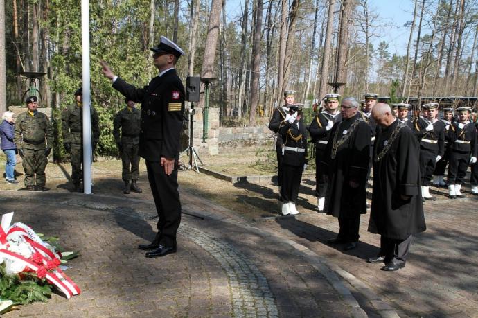 W hołdzie ofiarom zbrodni piaśnickiej