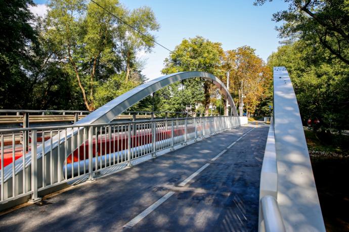 Kładka rowerowa nad rzeką Redą wzdłuż ul. Ofiar Piaśnicy służy mieszkańcom i turystom