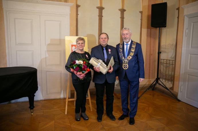 Medale dla szczęśliwych jubilatów 