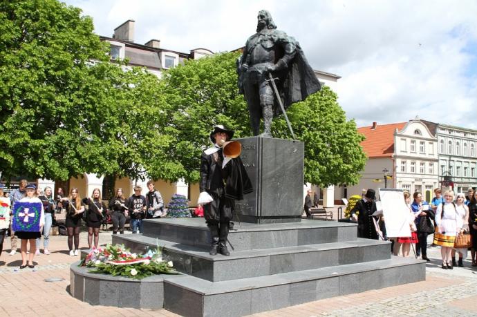 Młodzież z samochodówki paradą uczciła święto miasta
