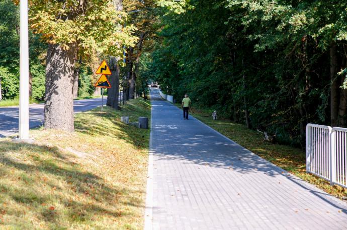 Kładka rowerowa nad rzeką Redą wzdłuż ul. Ofiar Piaśnicy służy mieszkańcom i turystom