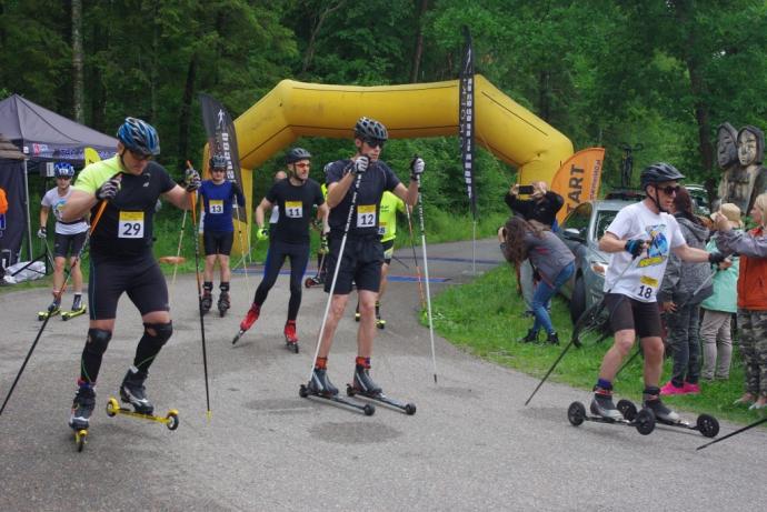 Na nartorolkach sportowo i charytatywnie