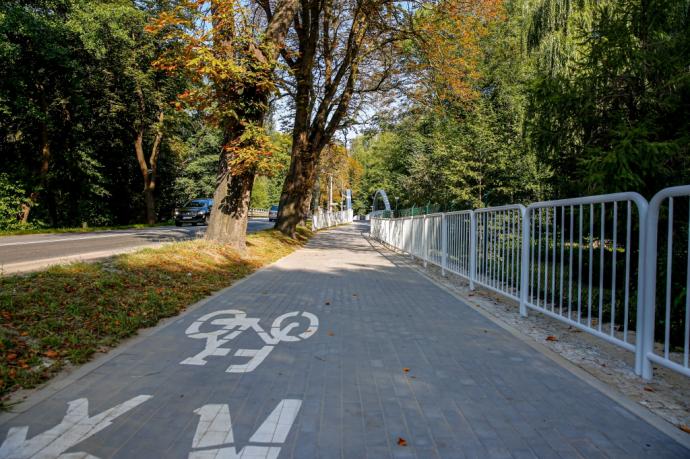 Kładka rowerowa nad rzeką Redą wzdłuż ul. Ofiar Piaśnicy służy mieszkańcom i turystom