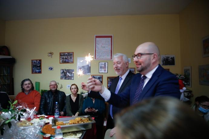 Wspólne ubieranie choinki w Stowarzyszeniu Przyjaciół Rodzinie