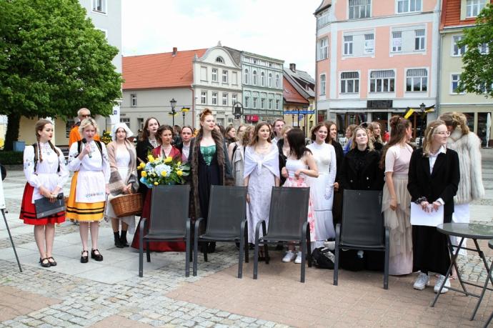 Młodzież z samochodówki paradą uczciła święto miasta