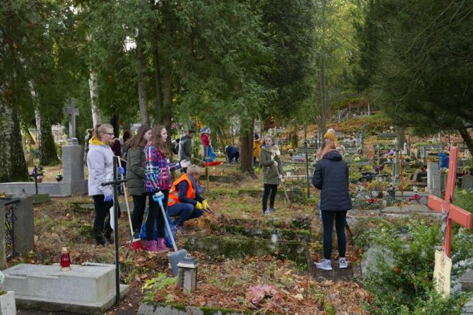 Trwa akcja „Nie pozwól pamięci zarastać trawą”
