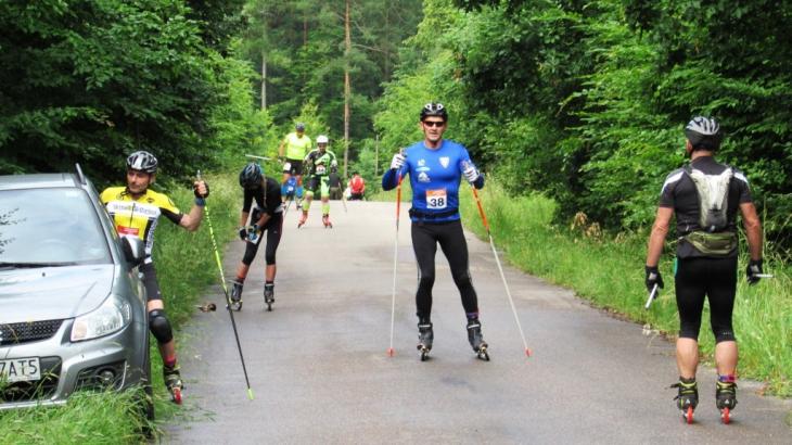 Na nartorolkach sportowo i charytatywnie