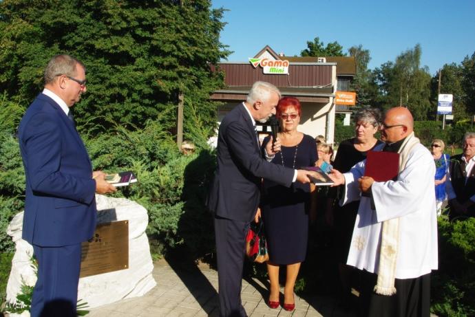 Tablica pamiątkowa z okazji 80-lecia figury Matki Bożej na Śmiechowie 
