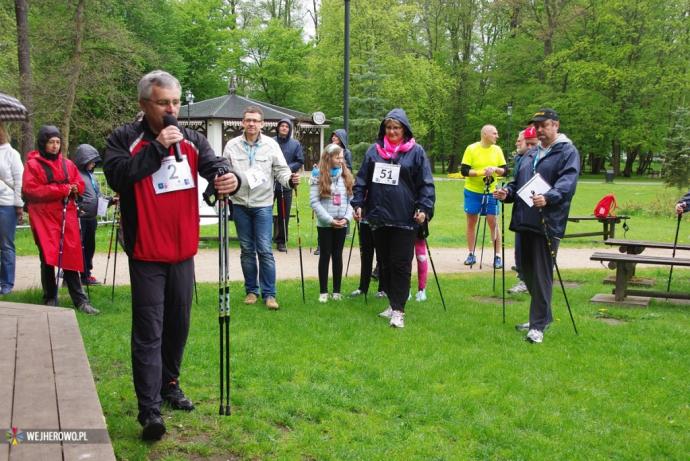 Chodzili z kijkami po parku  
