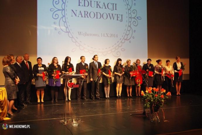 Uznanie i kwiaty dla nauczycieli