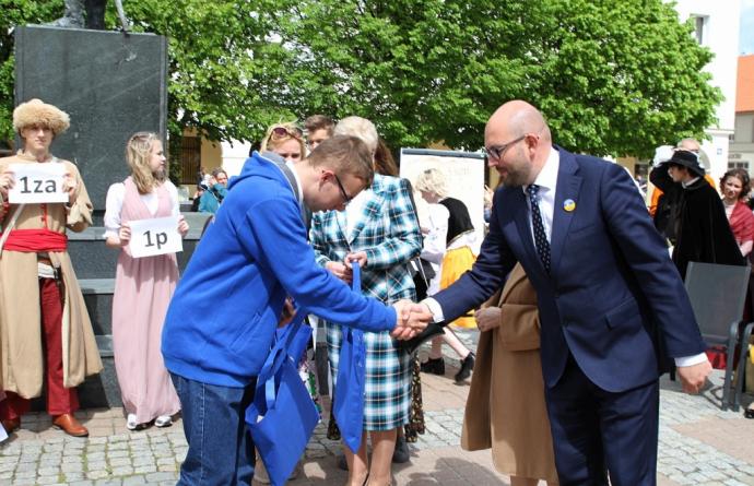 Młodzież z samochodówki paradą uczciła święto miasta